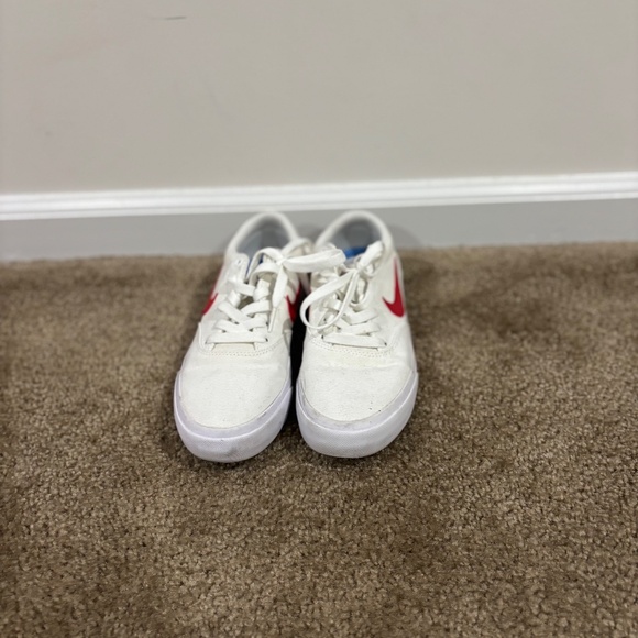 White Nike SB Skates - Picture 3 of 3